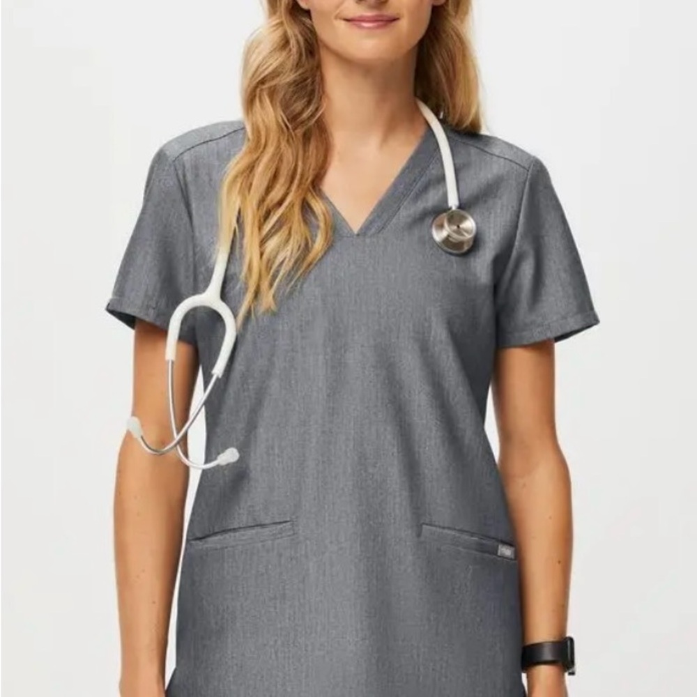 Figs Women's Casma Three-Pocket Scrub Top